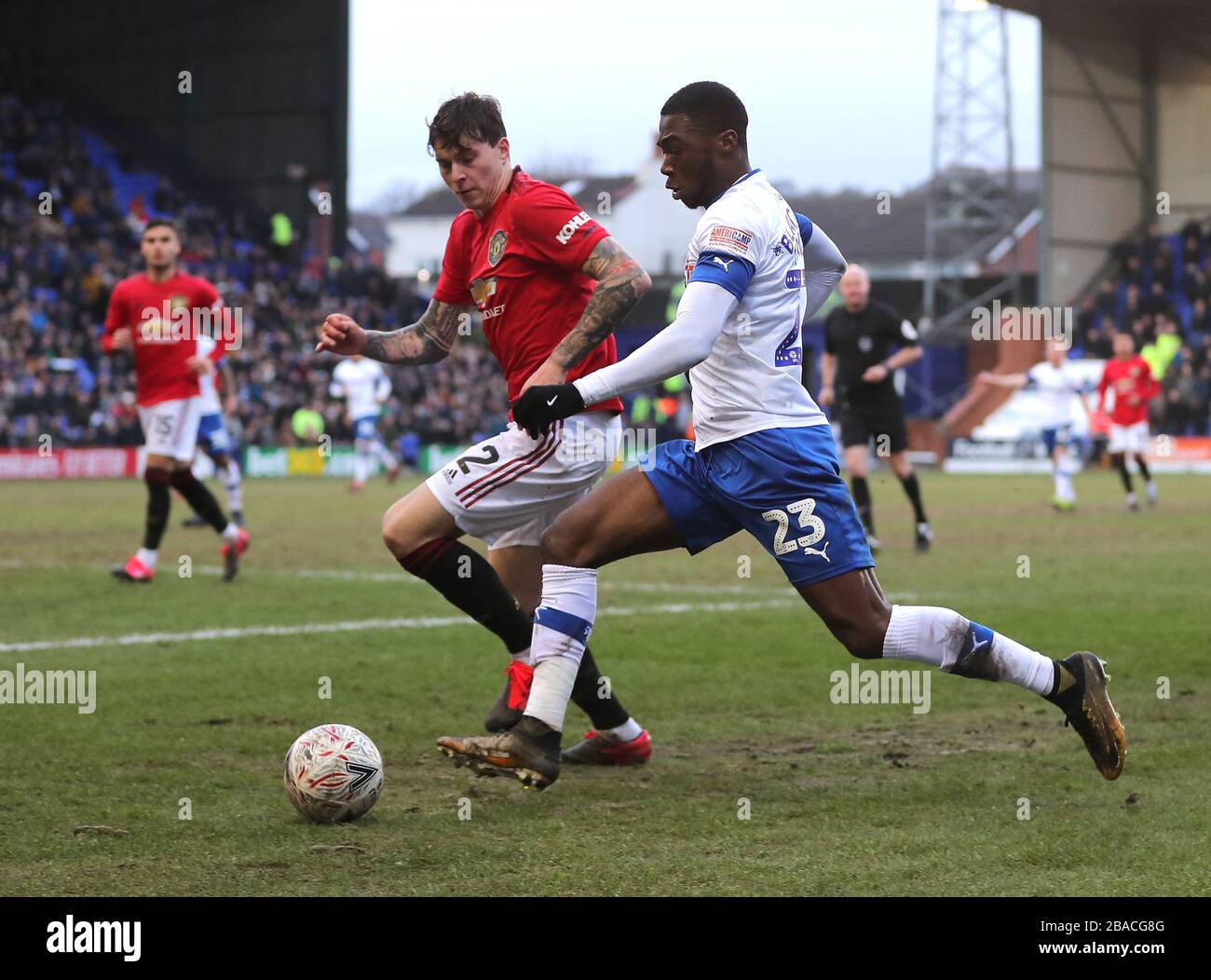 Victor Lindelof (links) von Manchester United und der Corey Blackett-Taylor Kampf von Tranmere Rovers um den Ball Stockfoto