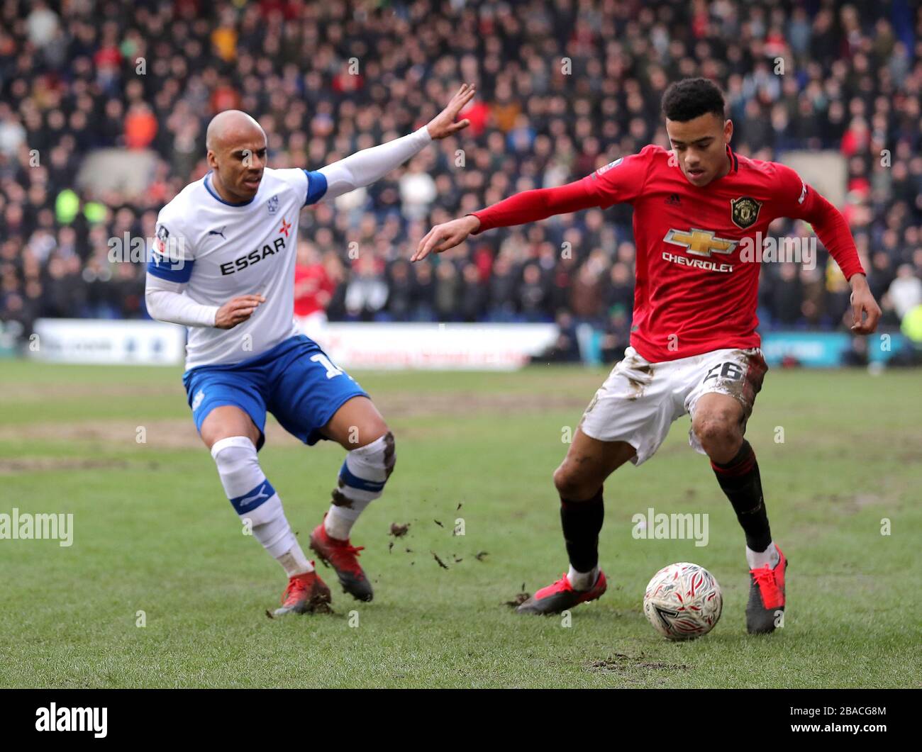 Tranmere Rovers' Jake Caprice (links) und Manchester United's Mason Greenwood kämpfen um den Ball Stockfoto