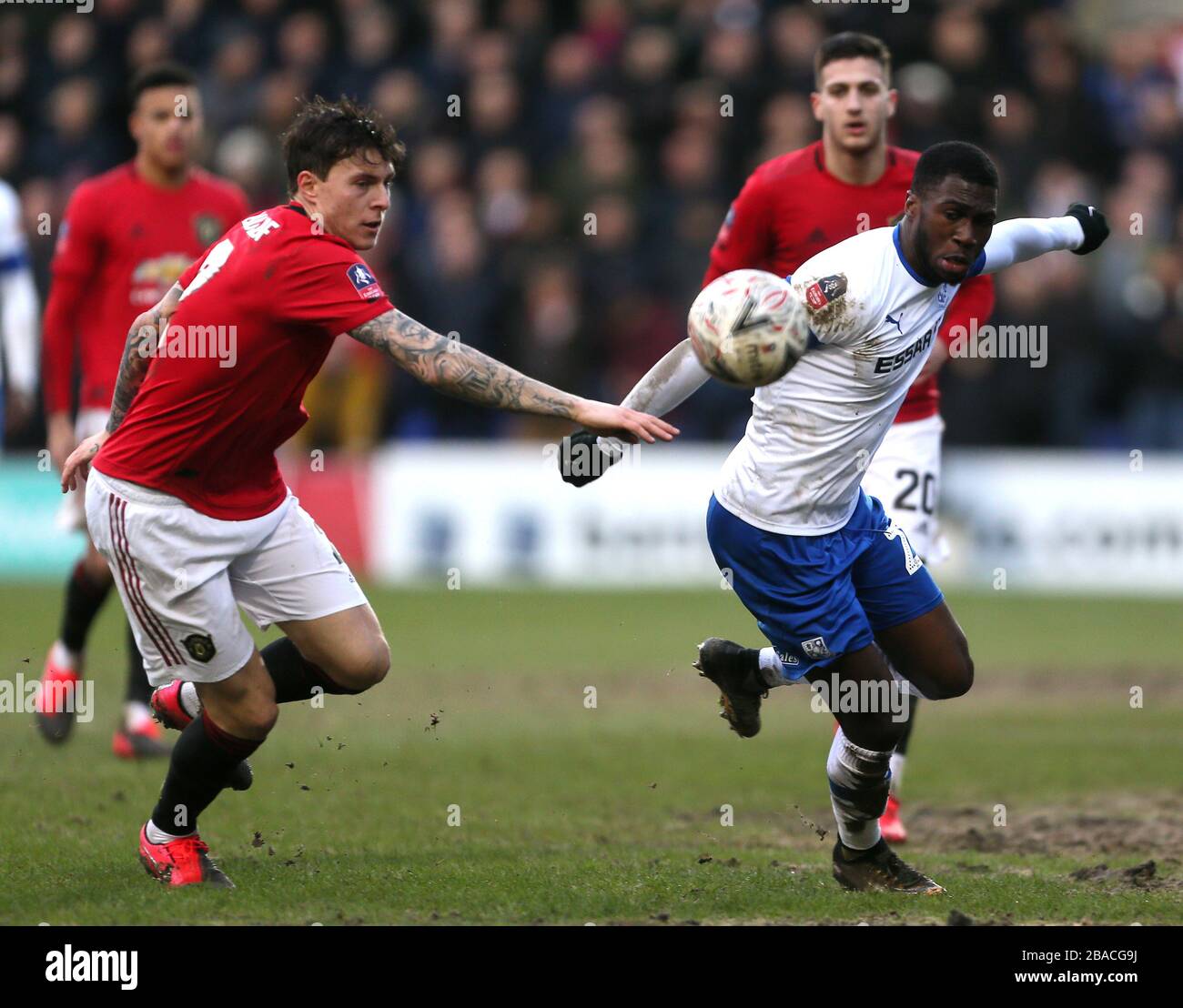 Victor Lindelof (links) von Manchester United und der Corey Blackett-Taylor Kampf von Tranmere Rovers um den Ball Stockfoto