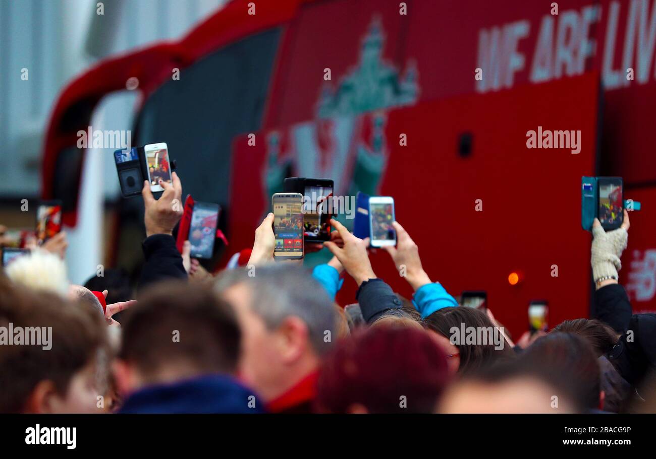 Die Fans beginnen, Fotos vom Liverpooler Bus zu machen, wenn er zu Boden kommt Stockfoto