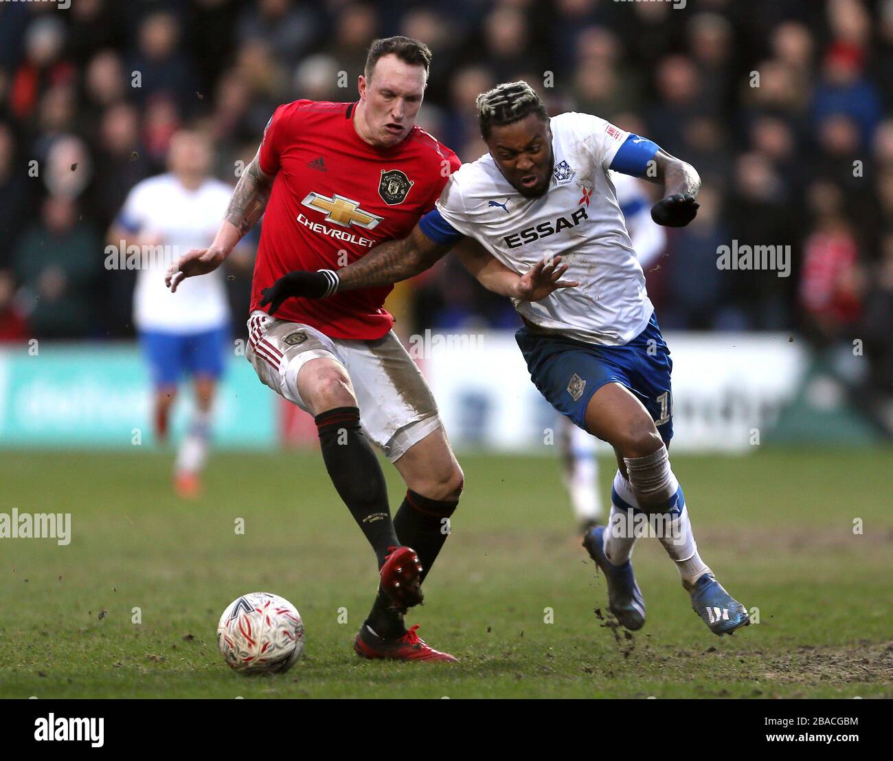 Phil Jones (links) von Manchester United und Morgan Ferrier von Tranmere Rovers kämpfen um den Ball Stockfoto