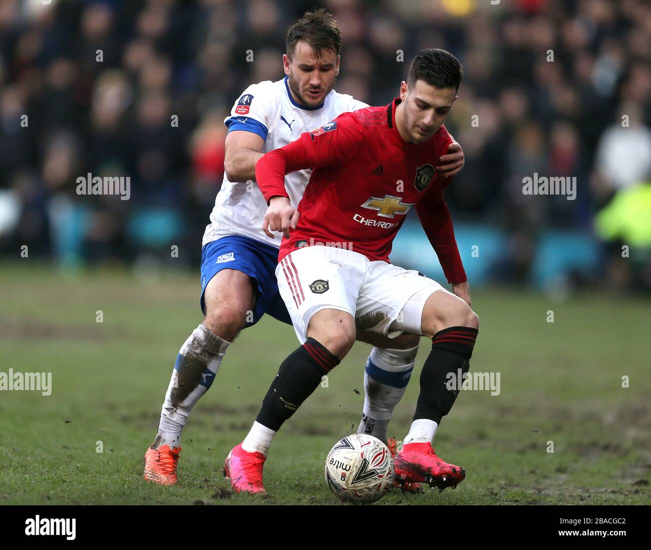 Die Zweikämpfe von Tranmere Rovers Connor Jennings (links) und Manchester United um den Ball Stockfoto