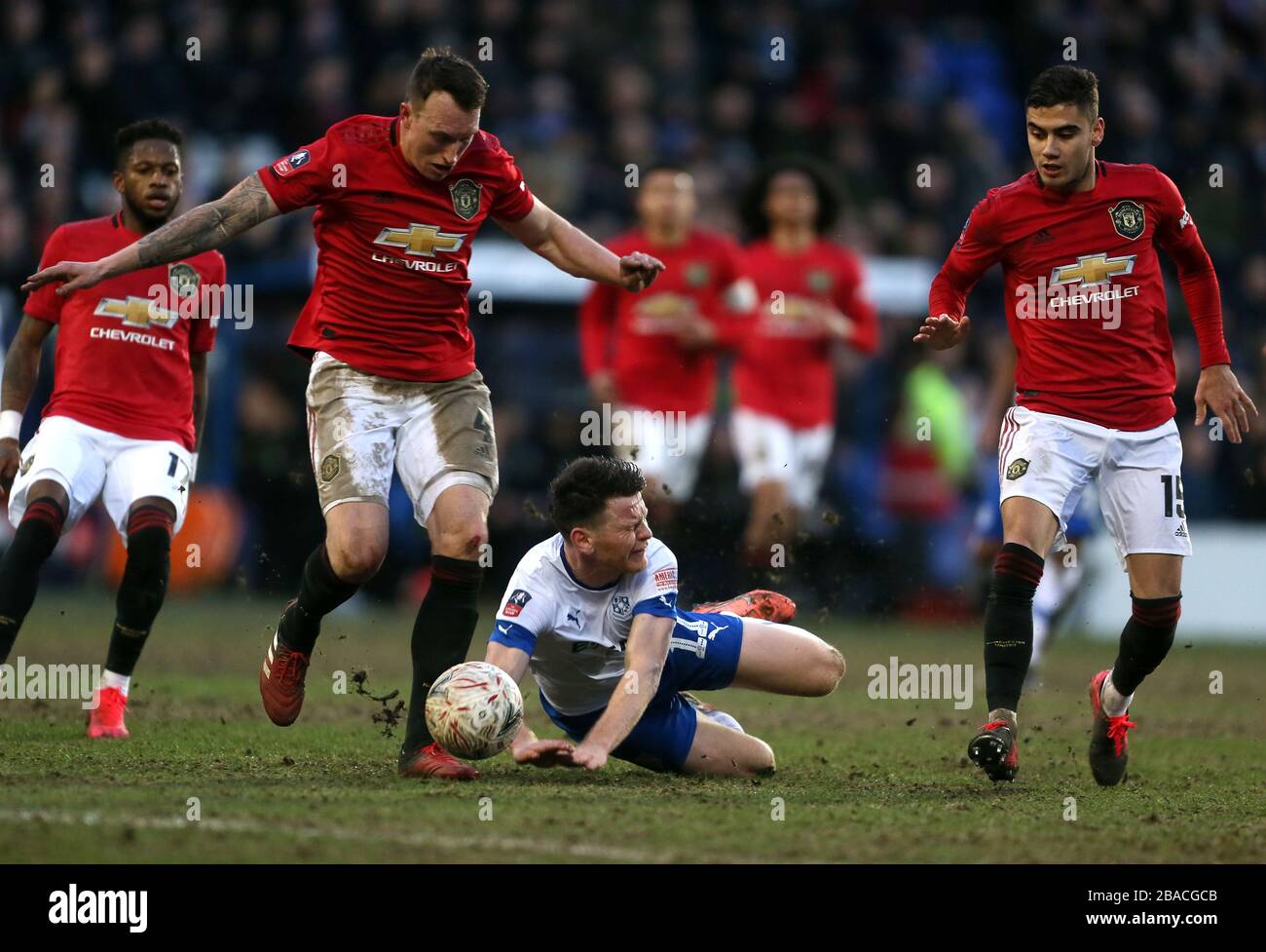 Tranmere Rovers' Connor Jennings (Center) geht auf eine Herausforderung von Phil Jones (links) von Manchester United und Andreas Pereira zurück Stockfoto