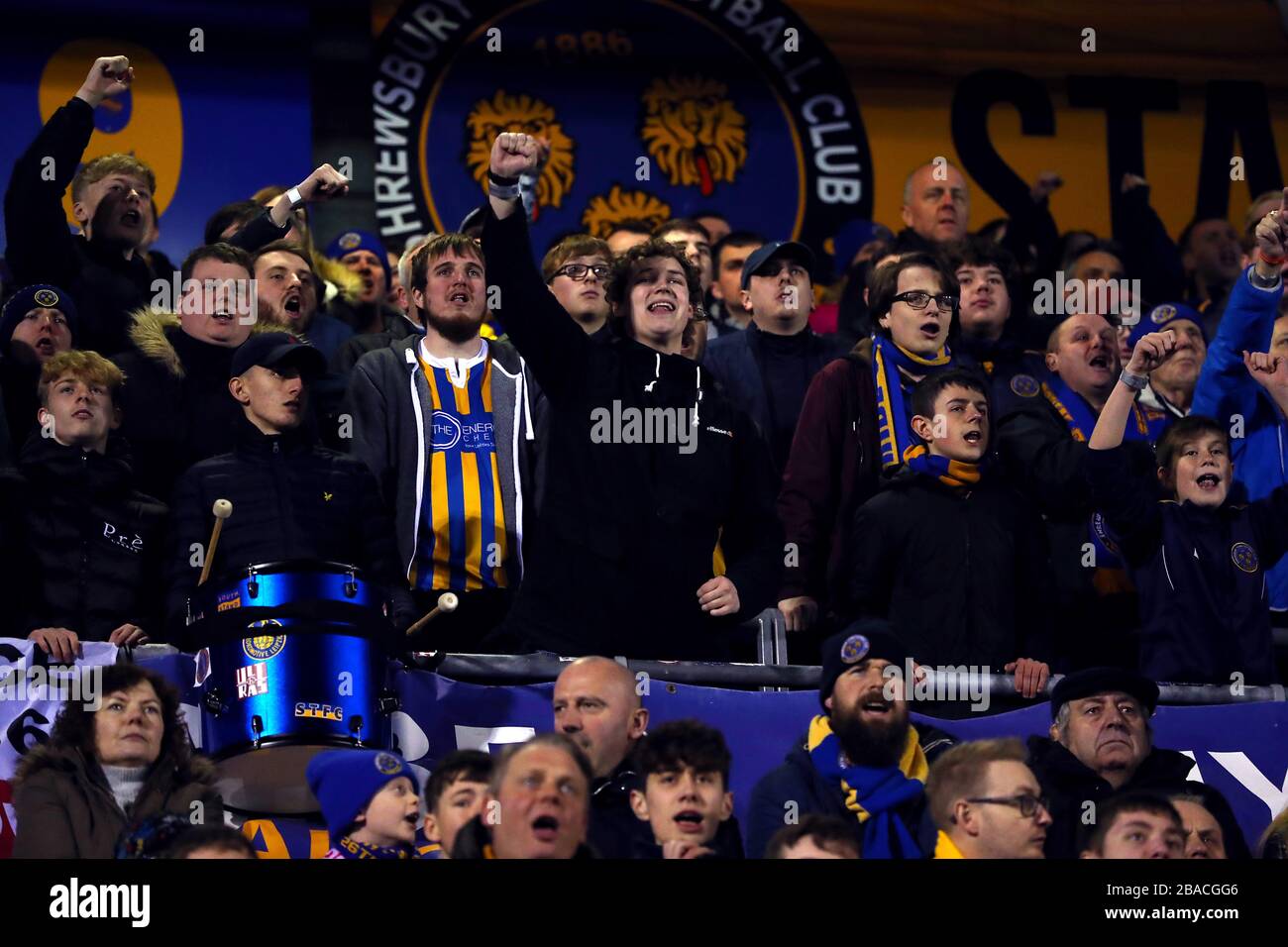 Shrewsbury Town Fans auf den Tribünen Stockfoto