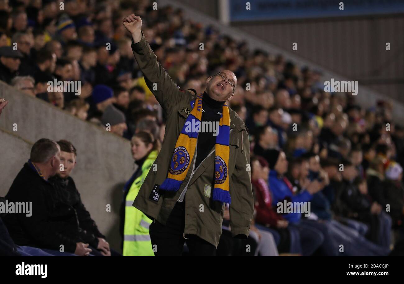 Ein Shrewsbury Town Fan zeigt Unterstützung für sein Team Stockfoto