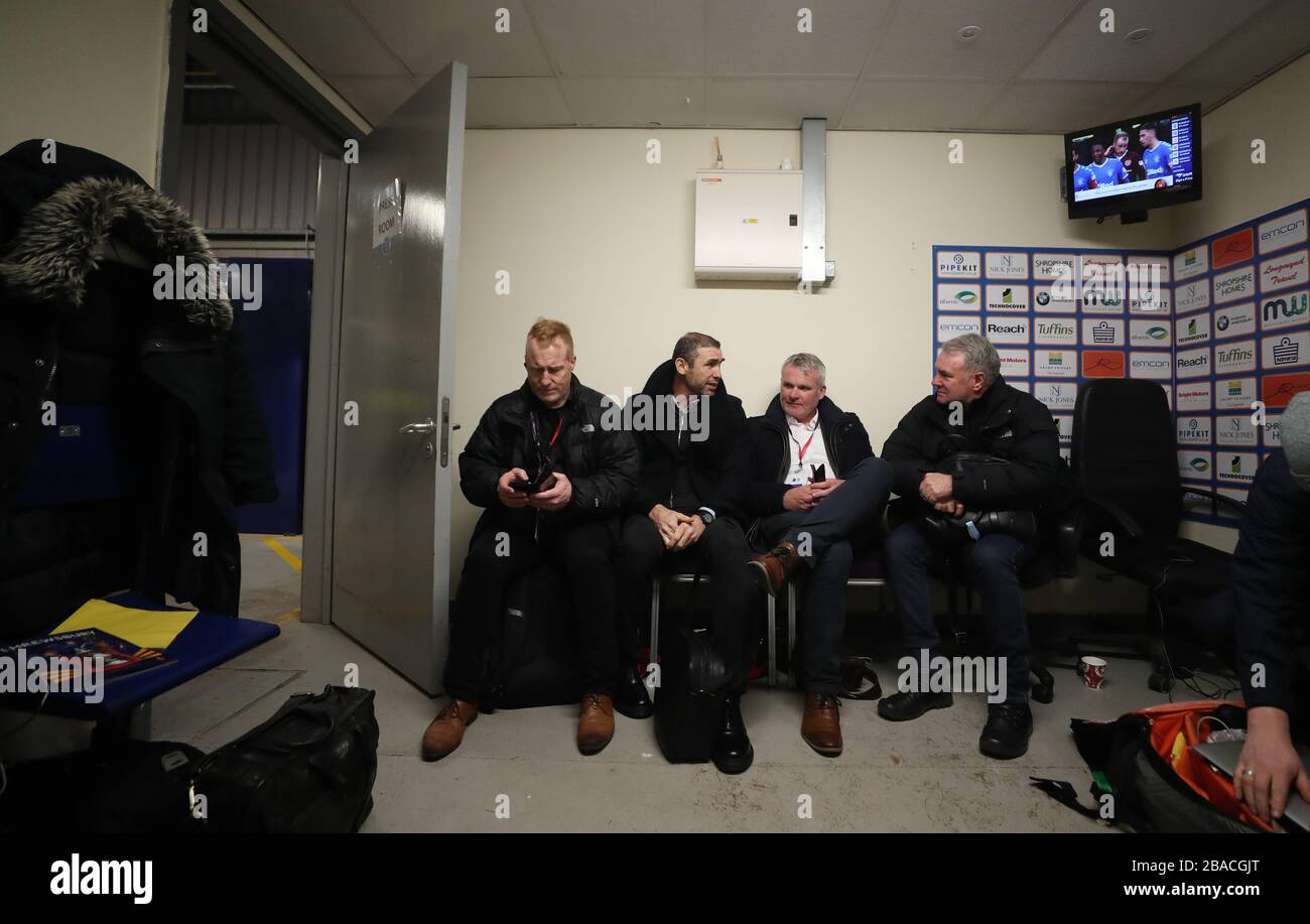 Pundit Martin Keown (zweite linke Seite), Kommentator Guy Mowbray (zweite rechte Seite) und Ray Houghton (rechte Seite) im Presseraum vor Shrewsbury Town / Liverpool Stockfoto
