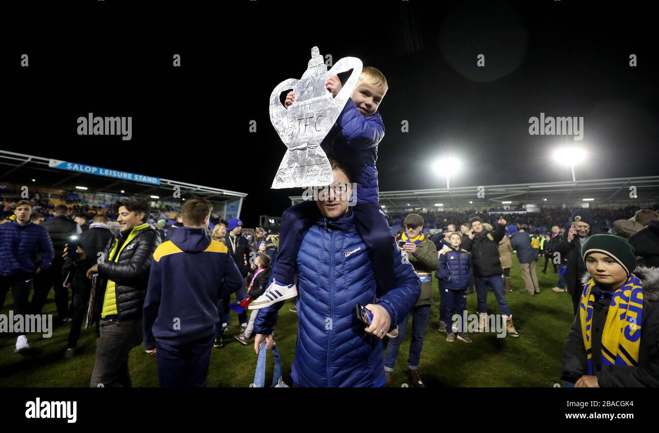 Ein junger Fan feiert nach der Ziehung von Shrewsbury Town mit Liverpool Stockfoto