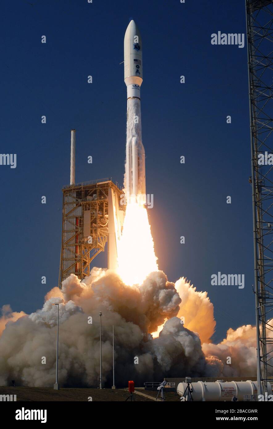 Die United Launch Alliance Atlas V-Rakete mit einem militärischen Kommunikationssatelliten der Advanced extrem High Frequency (AEHF) startet vom Space Launch Complex 41 auf der Cape Canaveral Air Force Station. Dies ist der erste offizielle Start für die neu aufgestellte US-Raumfahrtbehörde. Stockfoto