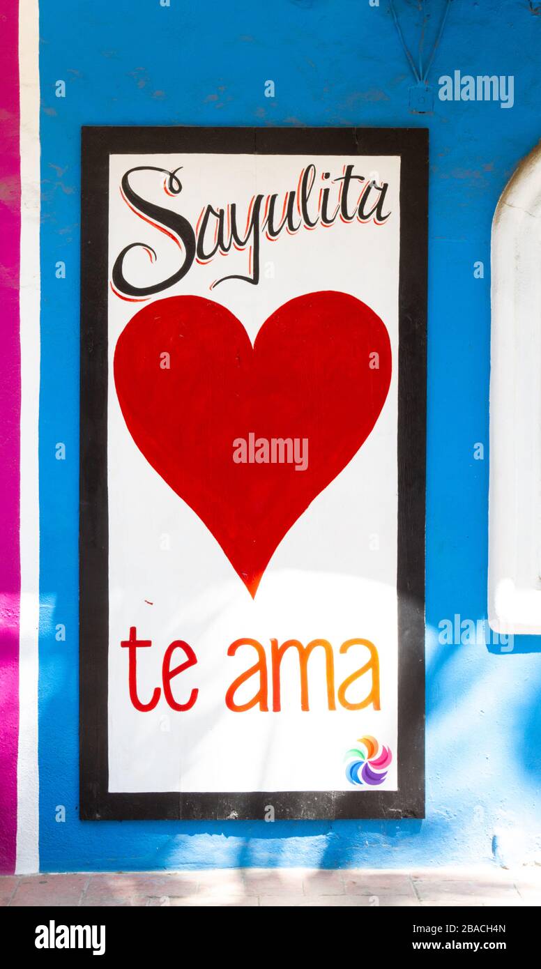 Ich liebe es, sie liebt, das Sayulita-Schild, das auf eine Ladenwand gemalt wurde. Sayulita, Nayarit, Mexiko. Stockfoto