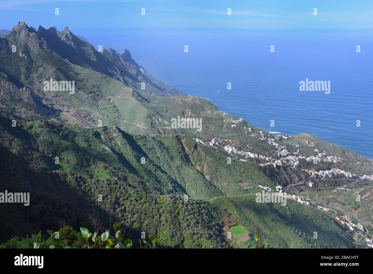 Blick auf das Dorf Bailadora, den ländlichen Park und die Berge von Anaga, auf Tenera, auf die Kanarischen Inseln und nach Spanien Stockfoto