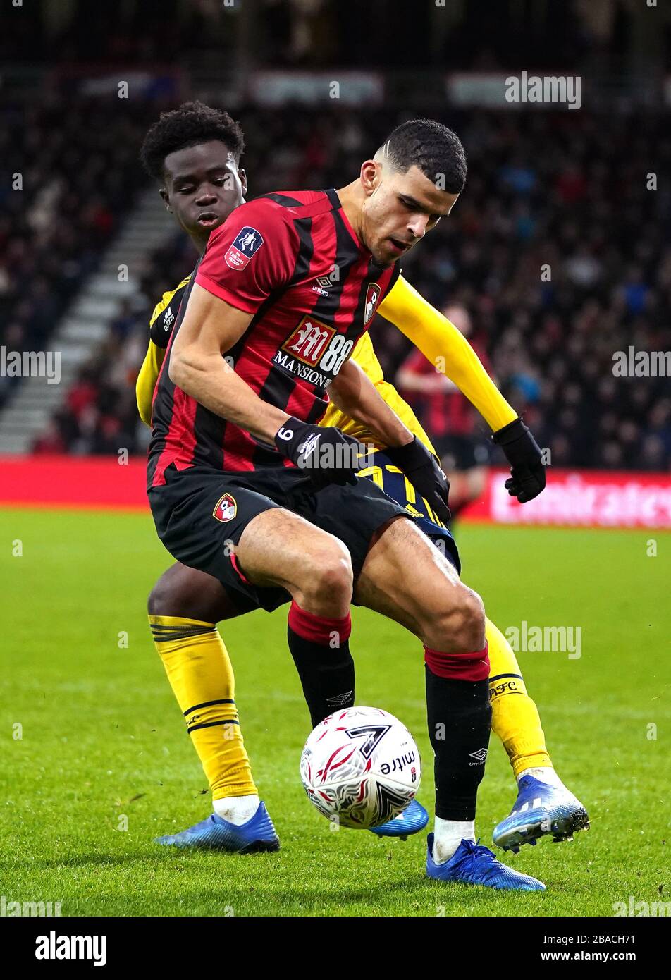 Arsenals Bukayo Saka (links) und Bournemouths Dominic Solanke kämpfen um den Ball Stockfoto