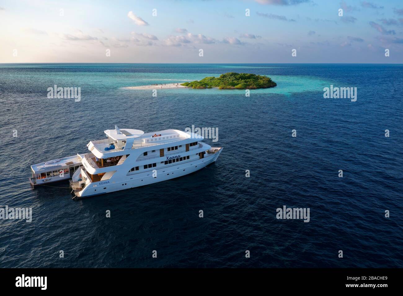 Tauch-Safariboot Keana mit Tauchdhoni vor der unbewohnten Ausflugsinsel Meemu Atoll, Indischer Ozean, Malediven Stockfoto