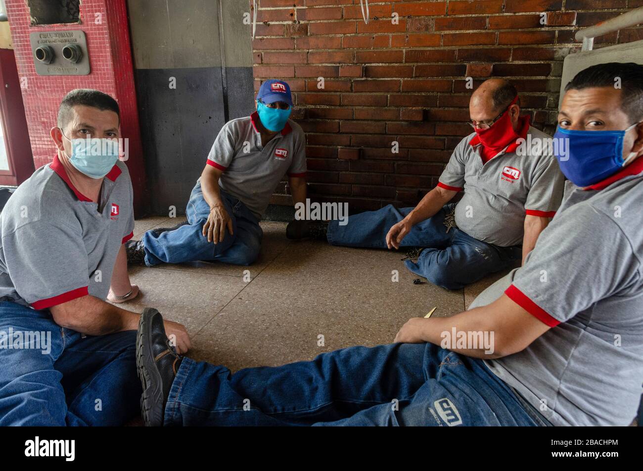 Arbeiter in einem Supermarkt in Caracas spielen Würfel, während sie sich von ihrem Arbeitstag in der Quarantäne ausruhen. Venezuela erreicht seinen zehnten Tag der Quarantäne, mit Stockfoto