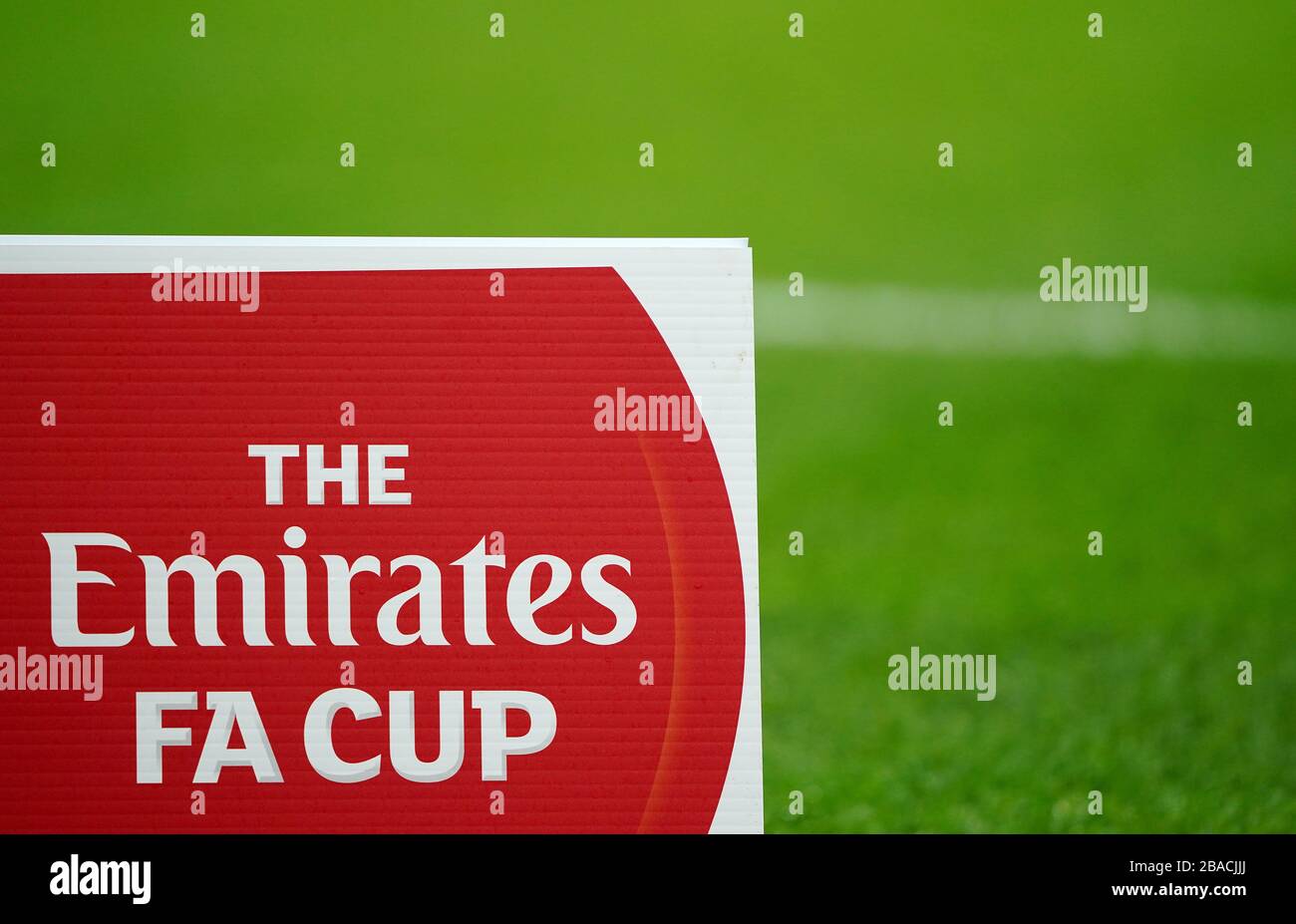 Das Emirates FA Cup-Zeichen auf dem Spielfeld vor dem Spiel Stockfoto