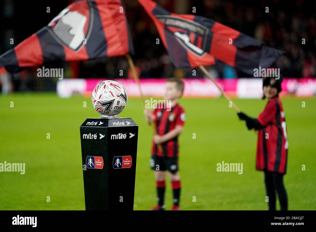 Der Emirates FA Cup Spielball vor dem Spiel Stockfoto