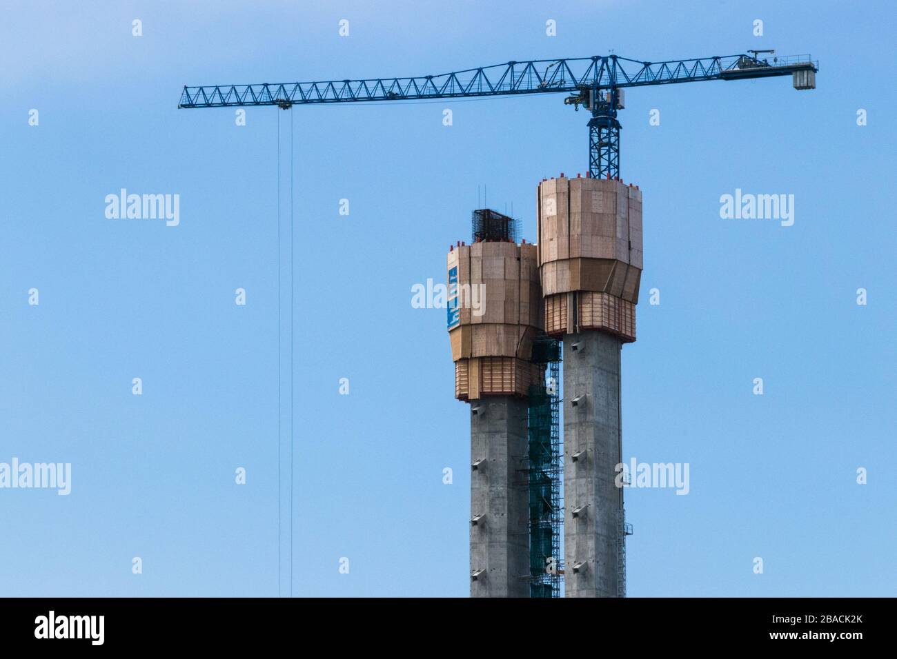 Montreal, Quebec, Kanada - Bau der Türme der Samuel de Champlain Brücke und Blick auf den Kran Stockfoto