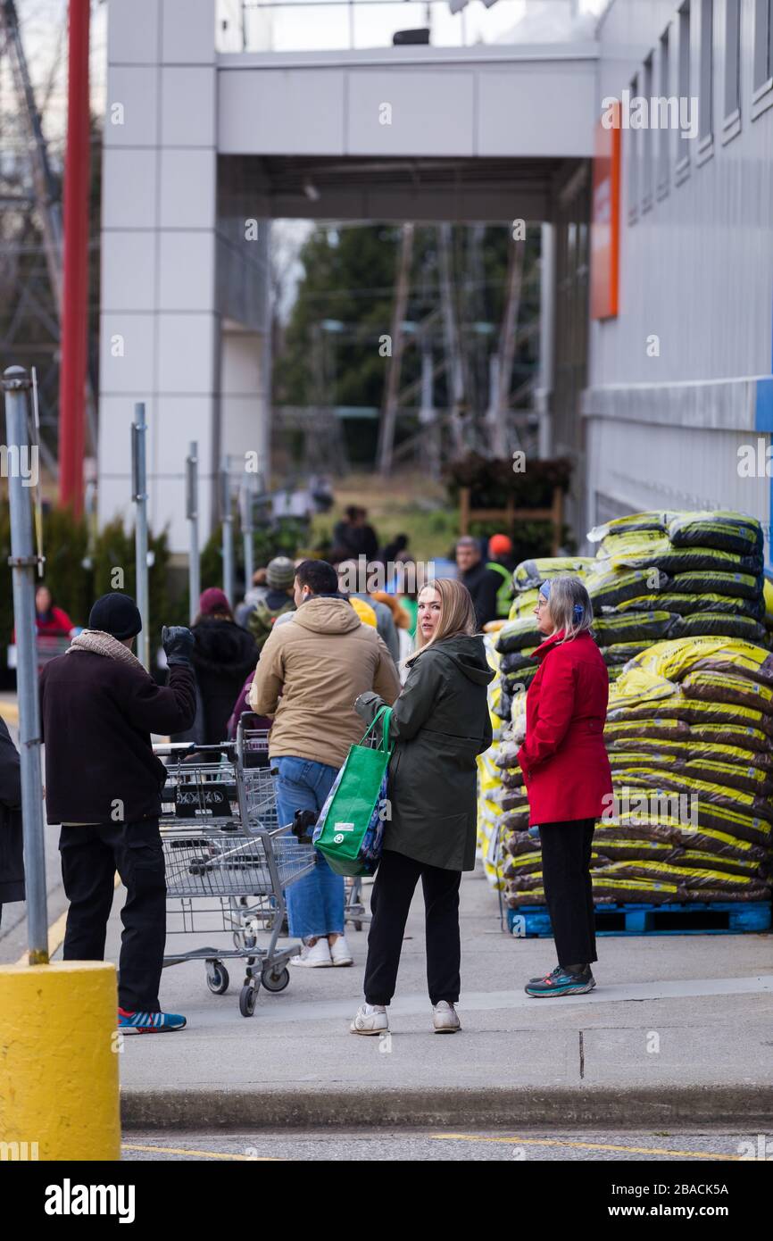 NORTH VANCOUVER, BC, KANADA - 23. März 2020: Einkäufer in einem lokalen Supermarkt warten darauf, Lebensmittel im Vorgriff auf die Versorgung zu lagern Stockfoto