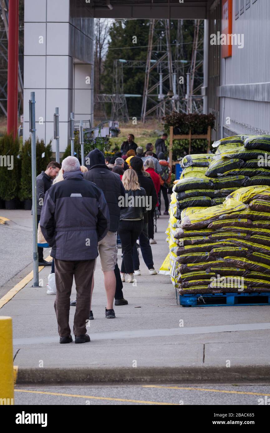 NORTH VANCOUVER, BC, KANADA - 23. März 2020: Einkäufer in einem lokalen Supermarkt warten darauf, Lebensmittel im Vorgriff auf die Versorgung zu lagern Stockfoto