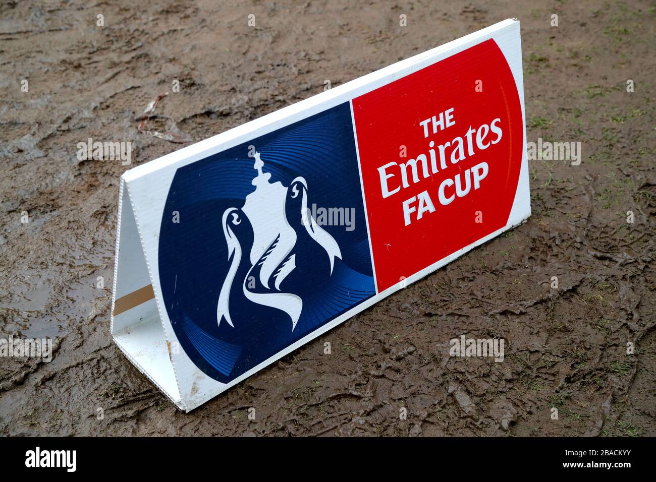 Allgemeiner Blick auf die Emirates FA Cup Beschilderung im Schlamm Stockfoto