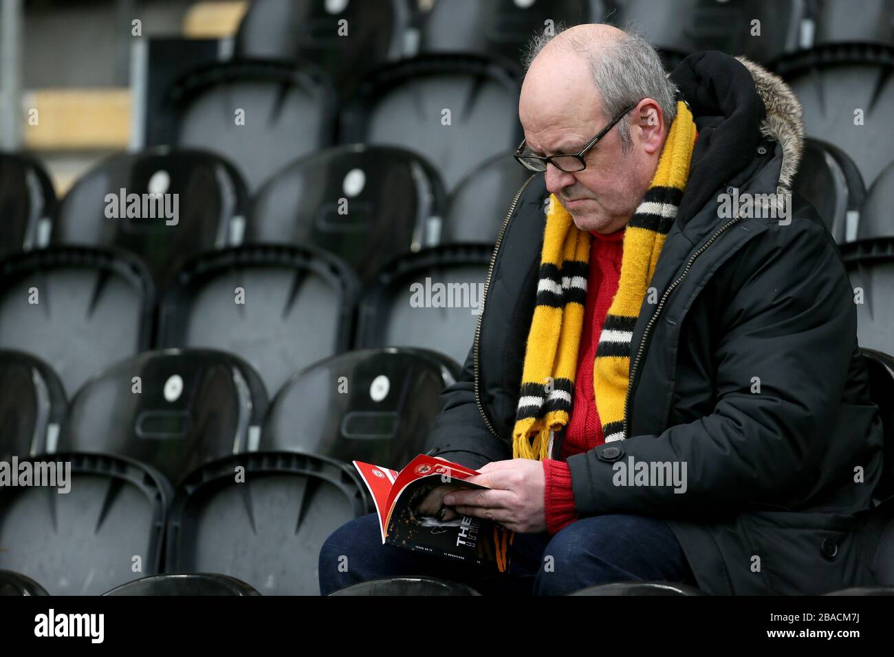 Hull City Fan liest das Matchday-Programm Stockfoto