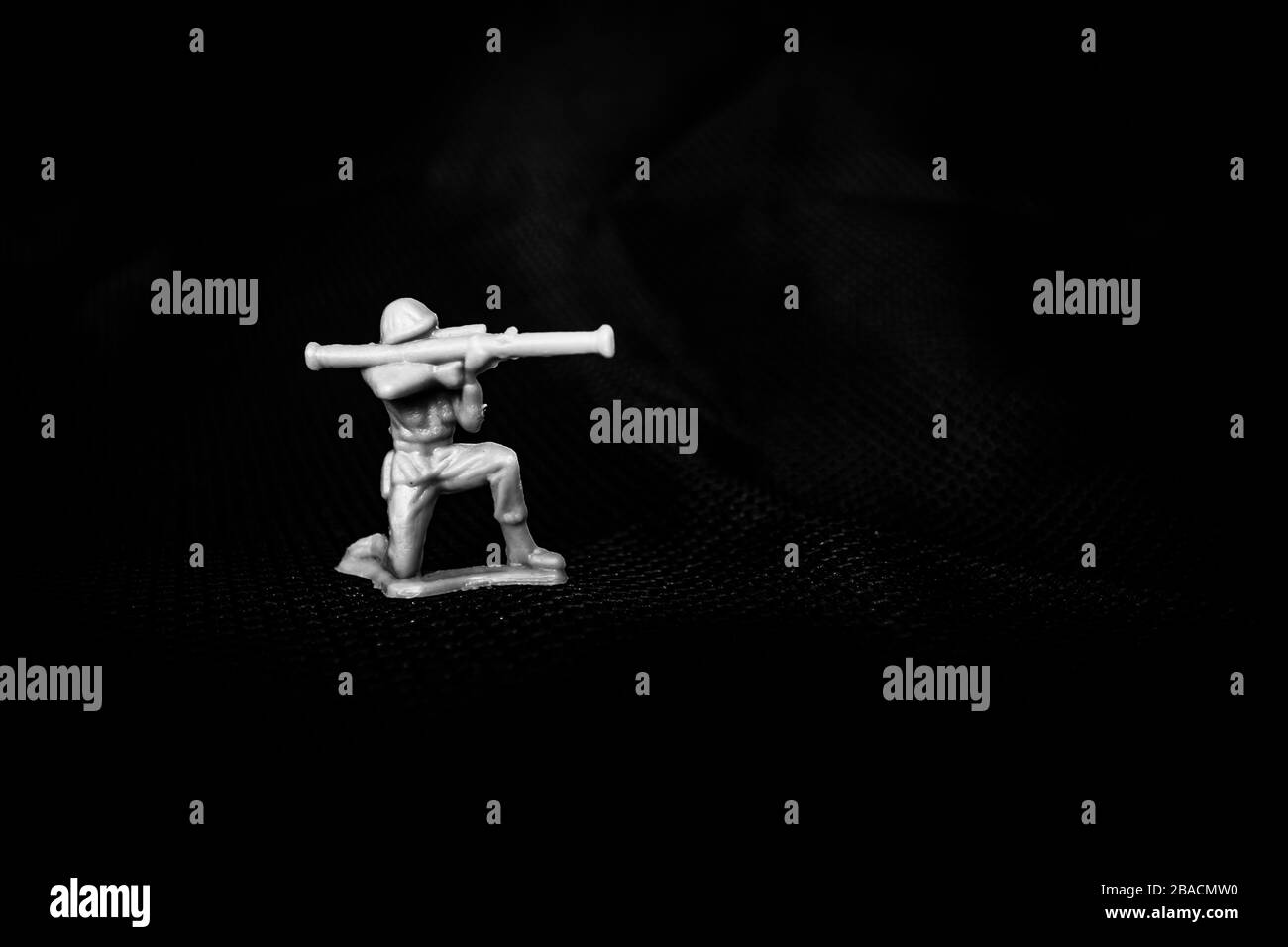 Mann der Armee aus Tan-Spielzeug aus Kunststoff mit Bazooka Stockfoto