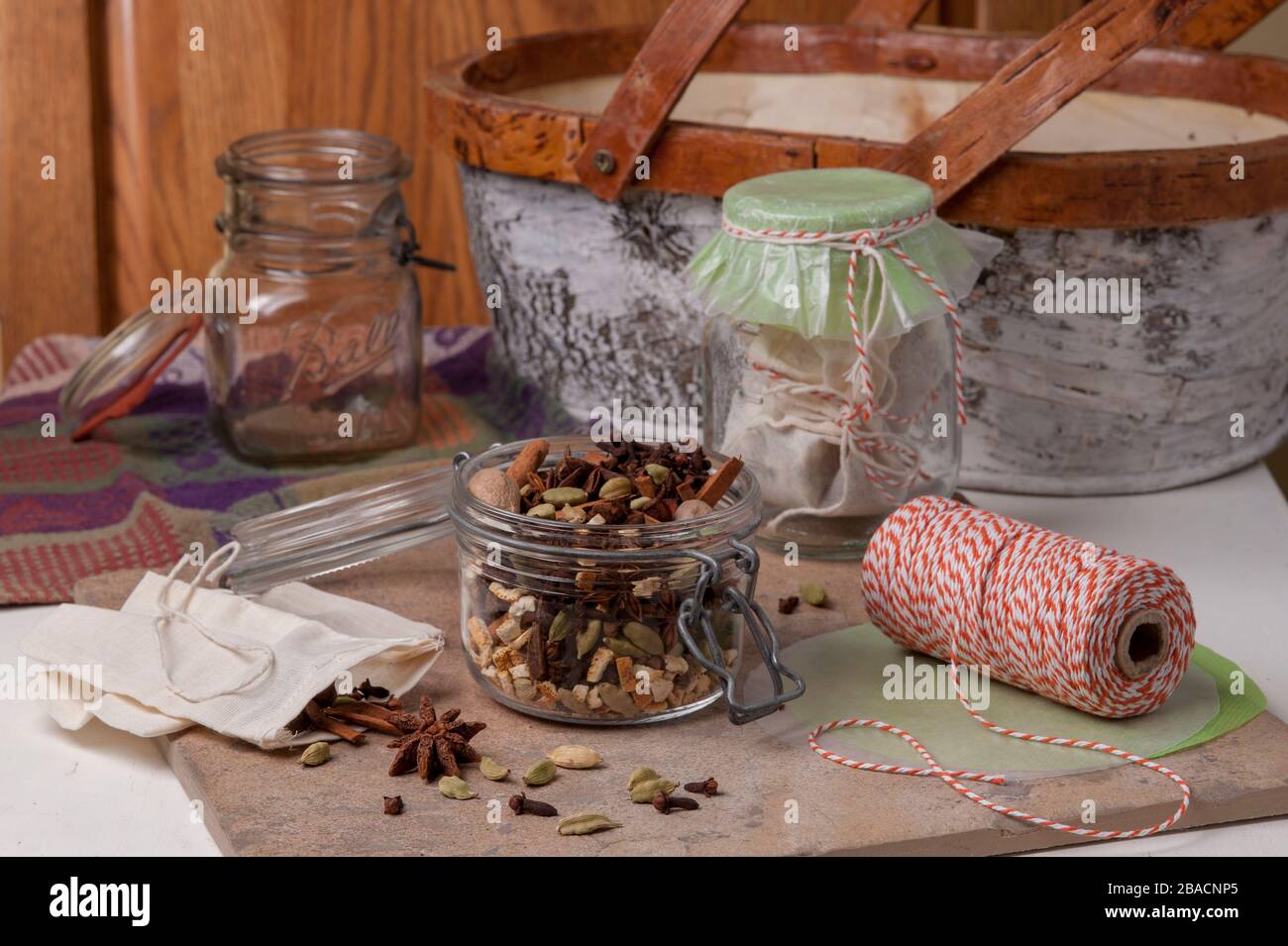 Herstellung und Lagerung von Mulling Gewürzen für die Feiertage. Stockfoto