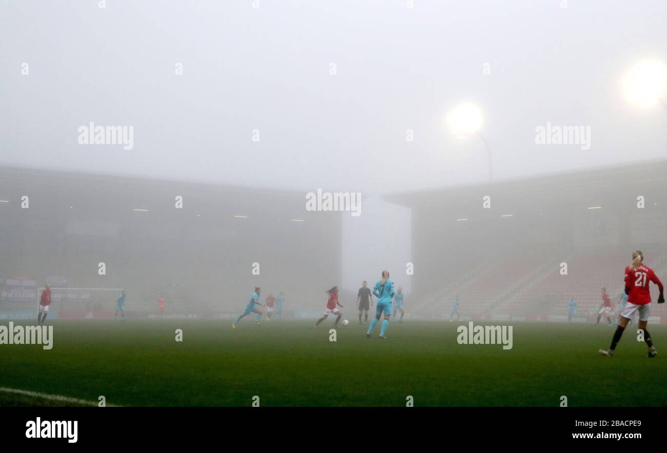 Dichter Nebel im Leigh Sports Village Stadium Stockfoto