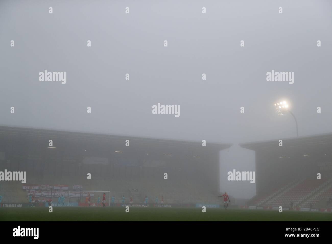 Dichter Nebel im Leigh Sports Village Stadium Stockfoto
