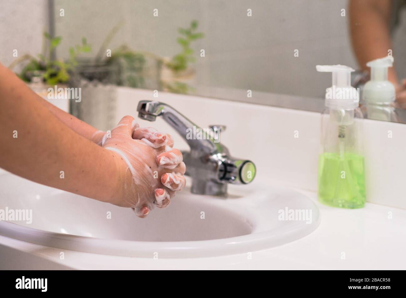 Waschen der Hände mit Seife Stockfoto