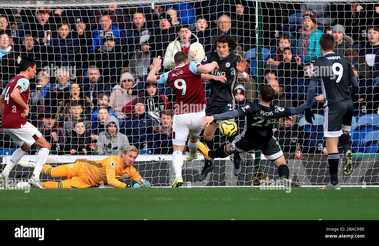 Burnleys Chris Wood (9) erzielt das erste Tor seiner Seite Stockfoto