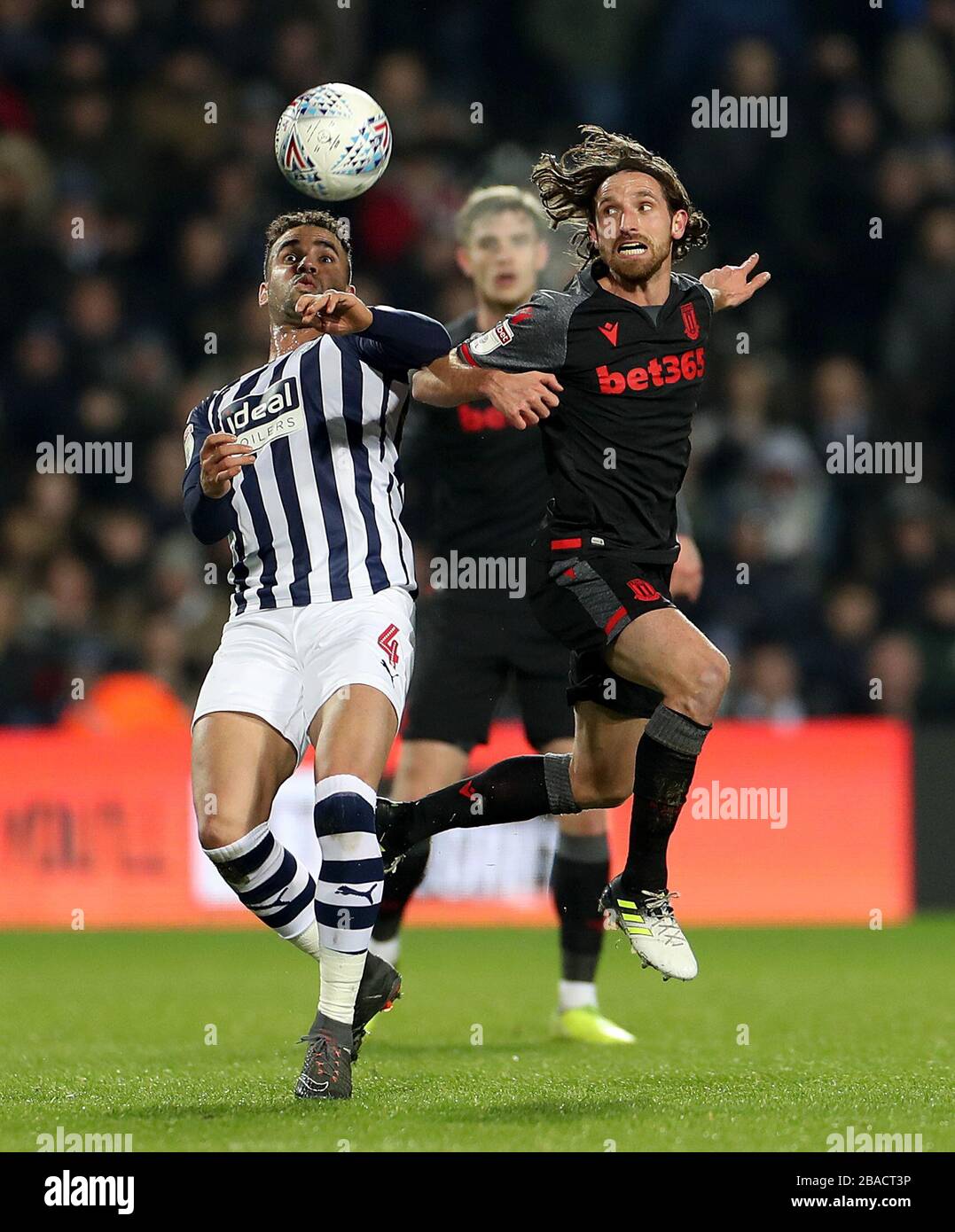 West Bromwich Albions Hal Robson-Kanu (links) und Joe allen von Stoke City kämpfen um den Ball Stockfoto