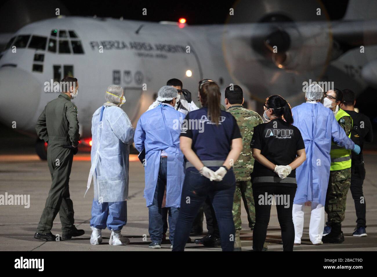 Buenos Aires, Buenos Aires, Argentinien. März 2020. Argentinische Luftstreitkräfte haben argentinische Staatsbürger, die aufgrund der Einstellung der Flüge durch Coronavirus - COVID-19 in Peru gestrandet waren, zurückgeführt. Credit: Claudio Santisteban/ZUMA Wire/Alamy Live News Stockfoto