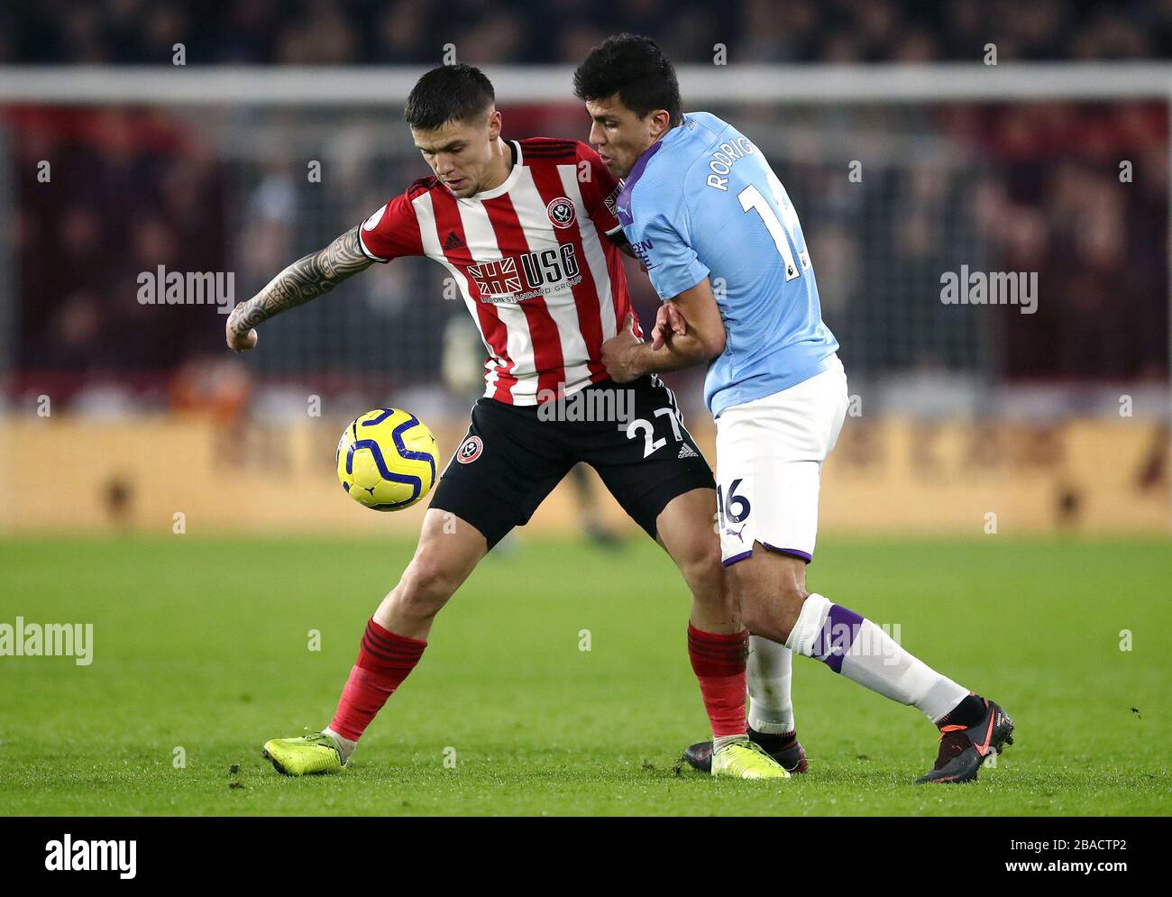 Sheffield Uniteds Muhamed Besic (links) und der Rodrigo Kampf von Manchester City um den Ball Stockfoto