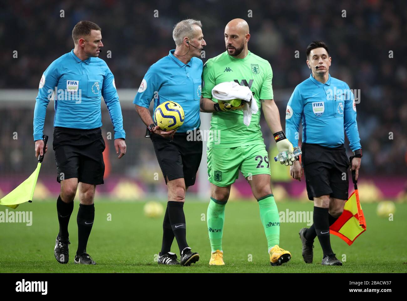 Pepe Reina (Mitte rechts) von Aston Villa spricht zur Halbzeit mit Matchschiedsrichter Martin Atkinson (Mitte links) Stockfoto