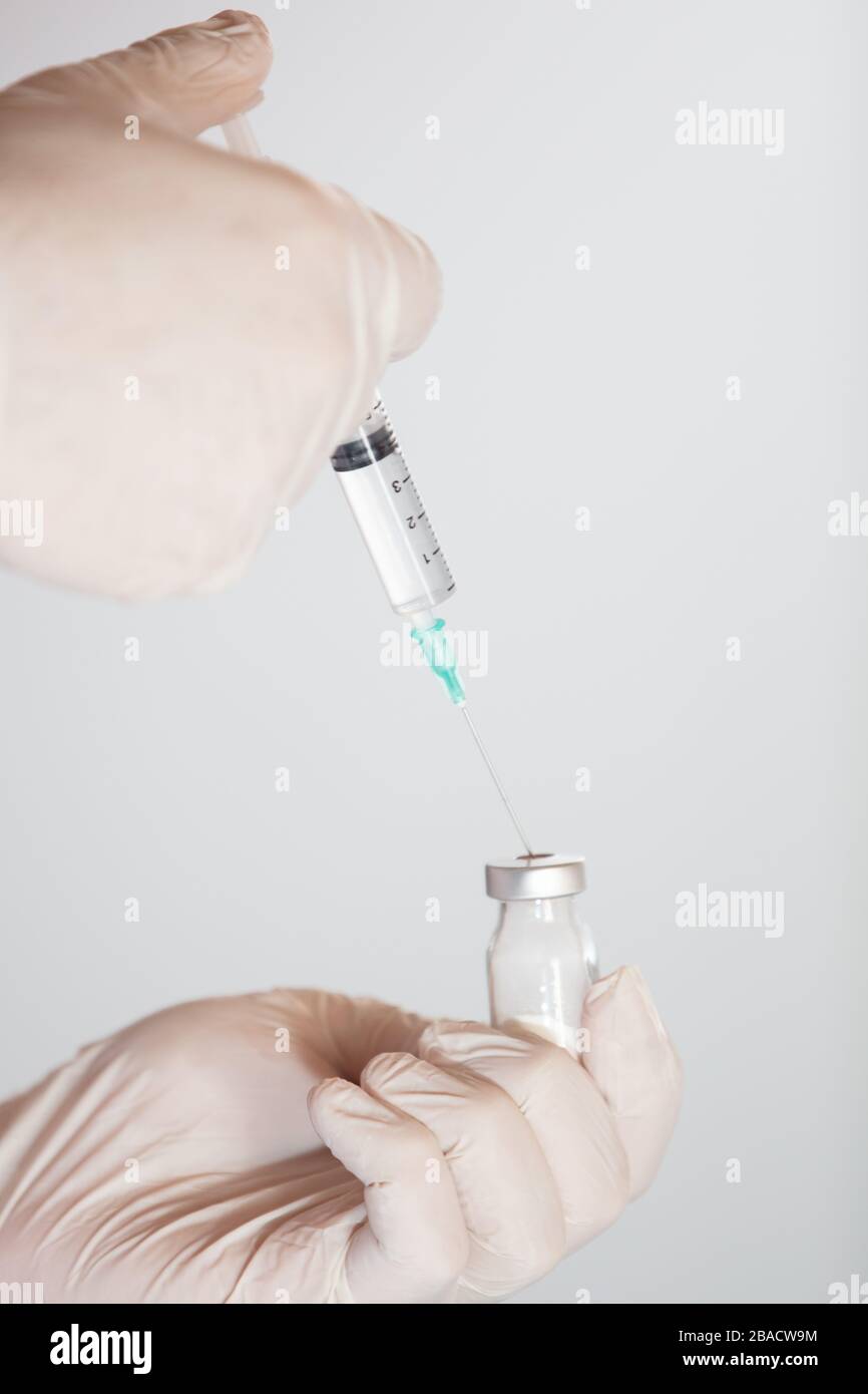 Vertikale Aufnahme eines Arztes, der einen Impfstoff gegen Coronavirus macht Stockfoto