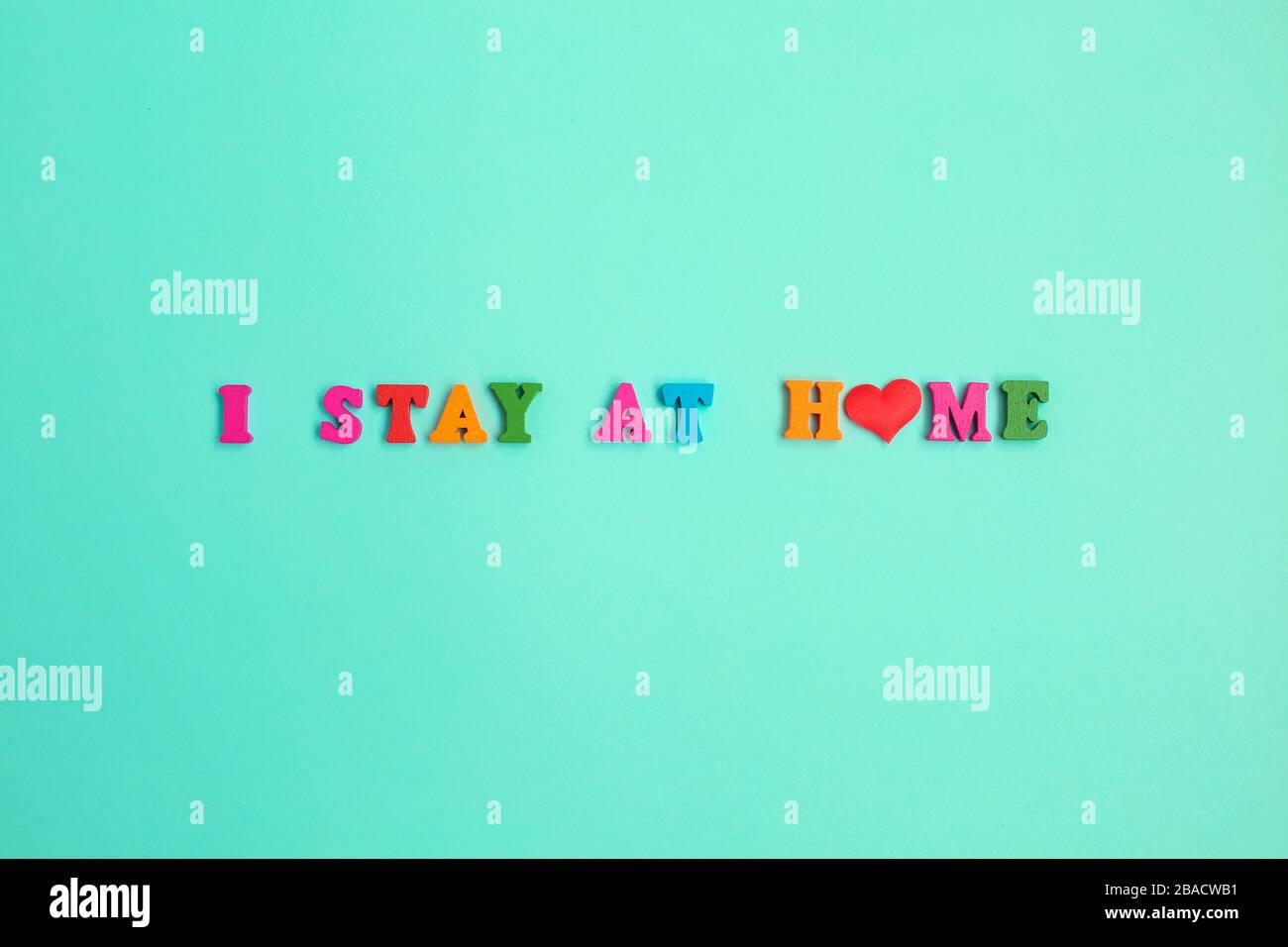 Ich bleibe zu Hause auf blauem Hintergrund. Bleiben Sie sicher, und bleiben Sie zuhause. Retten Sie den Planeten vor dem Corona-Virus. Stockfoto