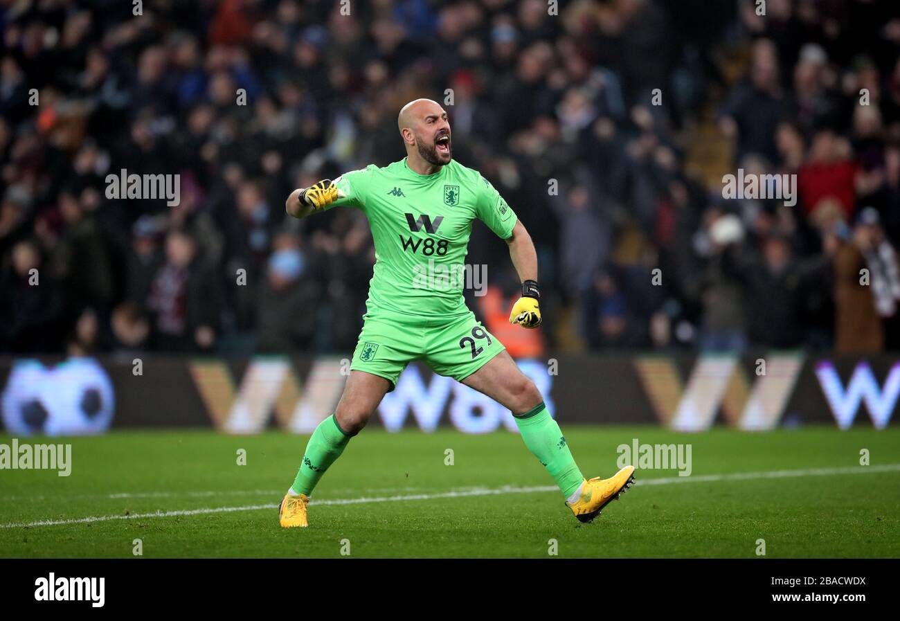 Aston Villa Torhüter Pepe Reina feiert das erste Tor seiner Seite Stockfoto