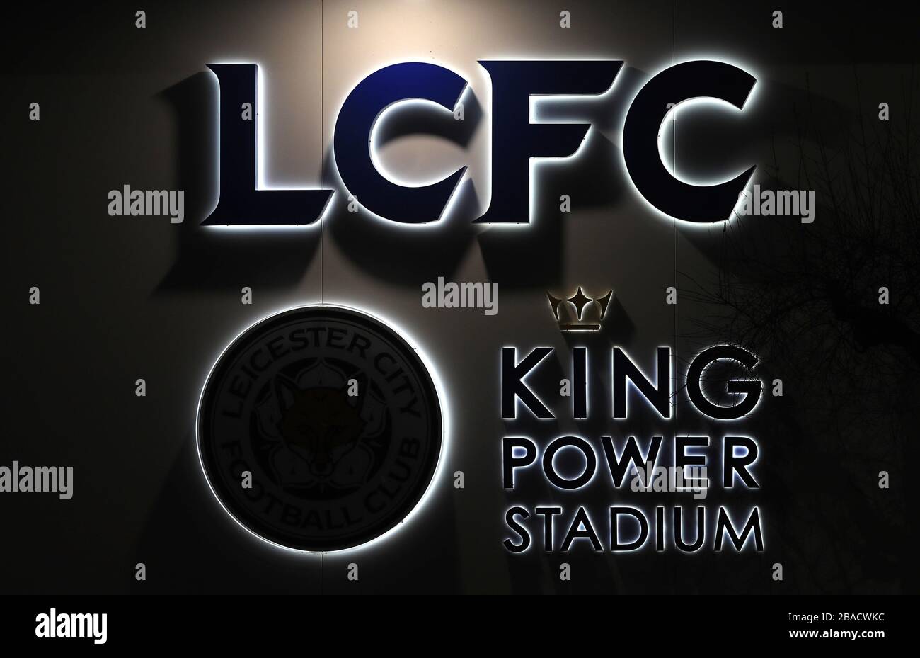 Ein Schild mit dem LCFC King Power Stadium auf der Seite des Bodens Stockfoto