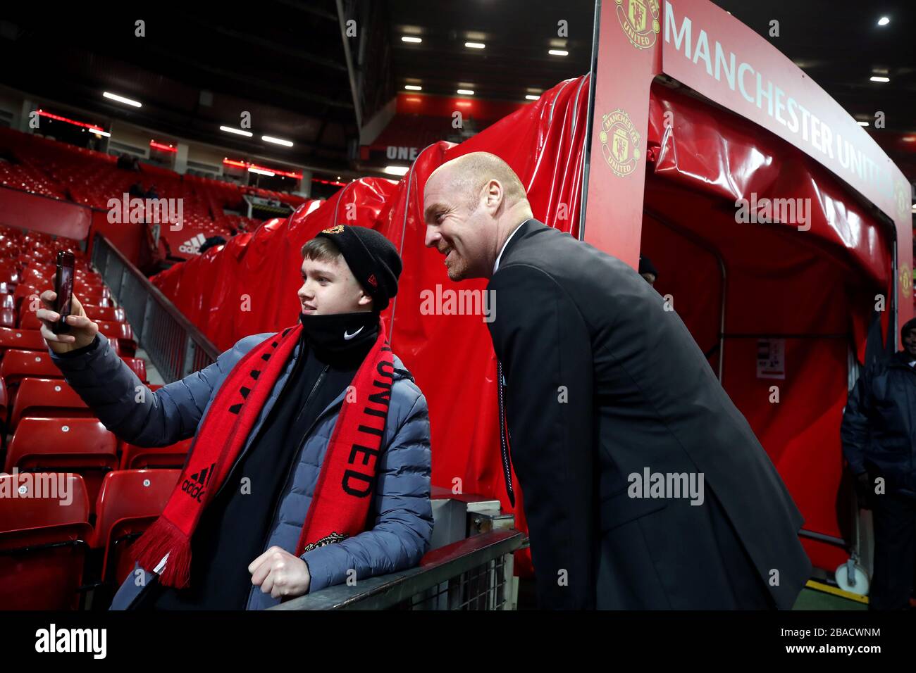 Burnley-Manager Sean Dyche posiert vor dem Spiel für ein Foto mit einem Fan von Manchester United Stockfoto