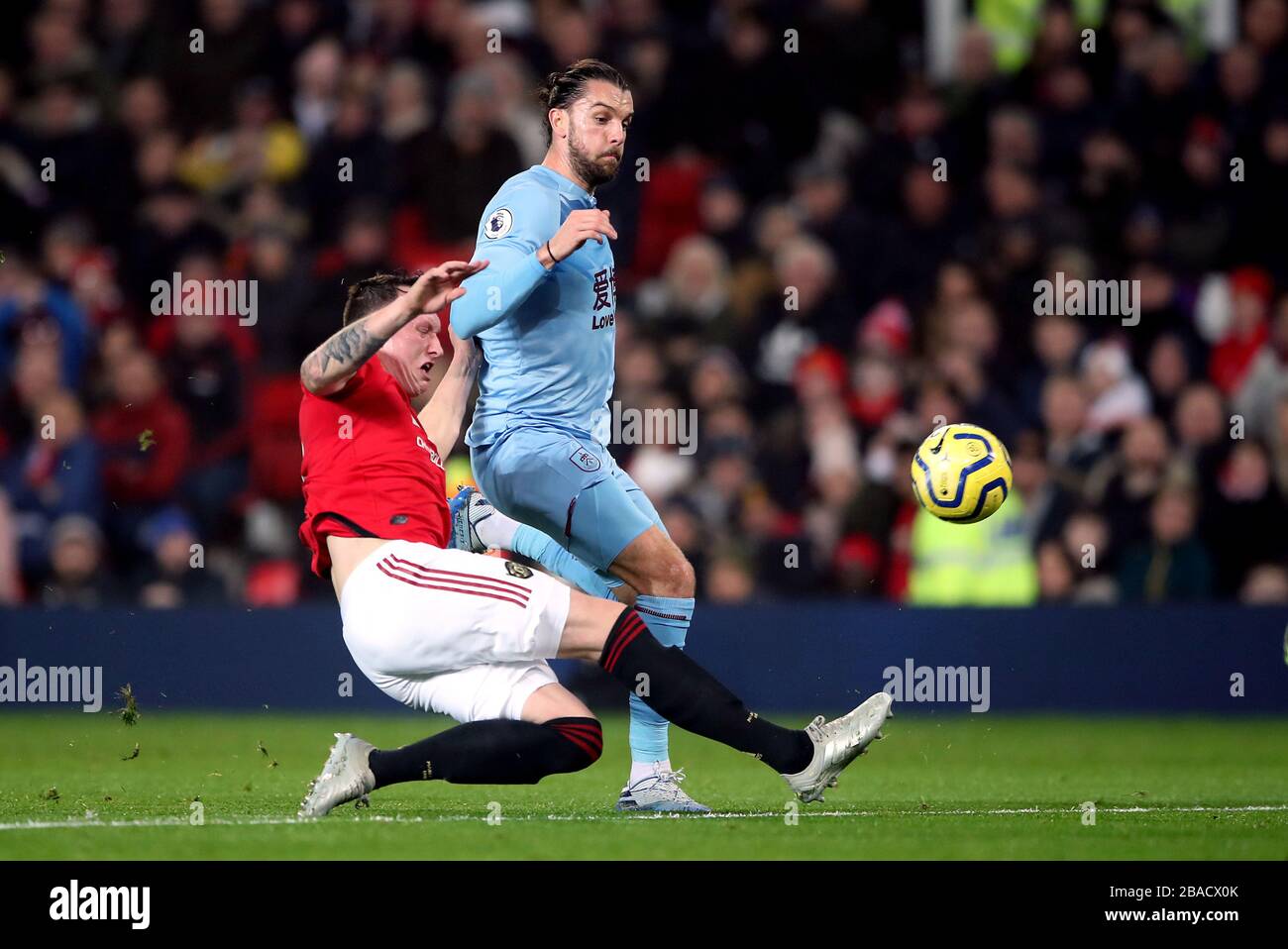 Phil Jones von Manchester United gewinnt den Ball vor Burnleys Jay Rodriguez Stockfoto