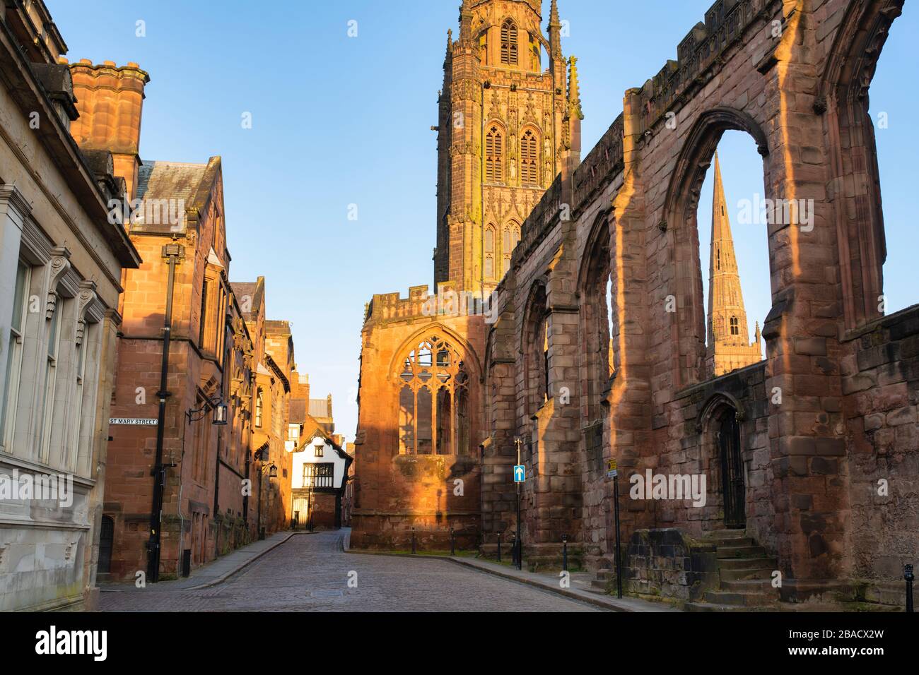 Bayley Lane und Old Coventry Cathedral bei Sonnenaufgang im Frühjahr. Coventry, West Midlands, England Stockfoto