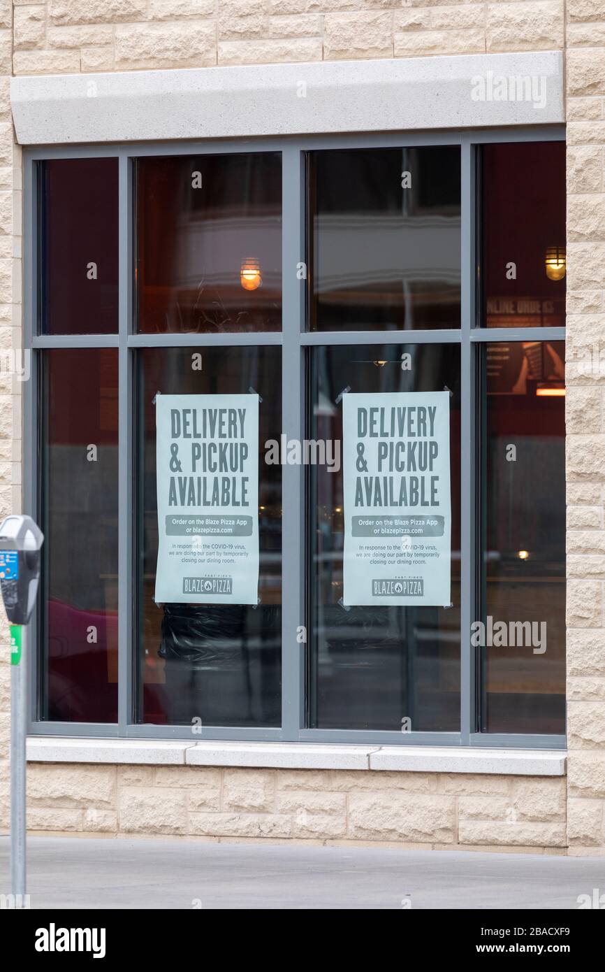 Schilder in einem Fenster einer Pizza-Stube, die für Lieferung und Abholung  werben, sind trotz Schließung des Esszimmers wegen COVID-19 immer noch  erhältlich Stockfotografie - Alamy