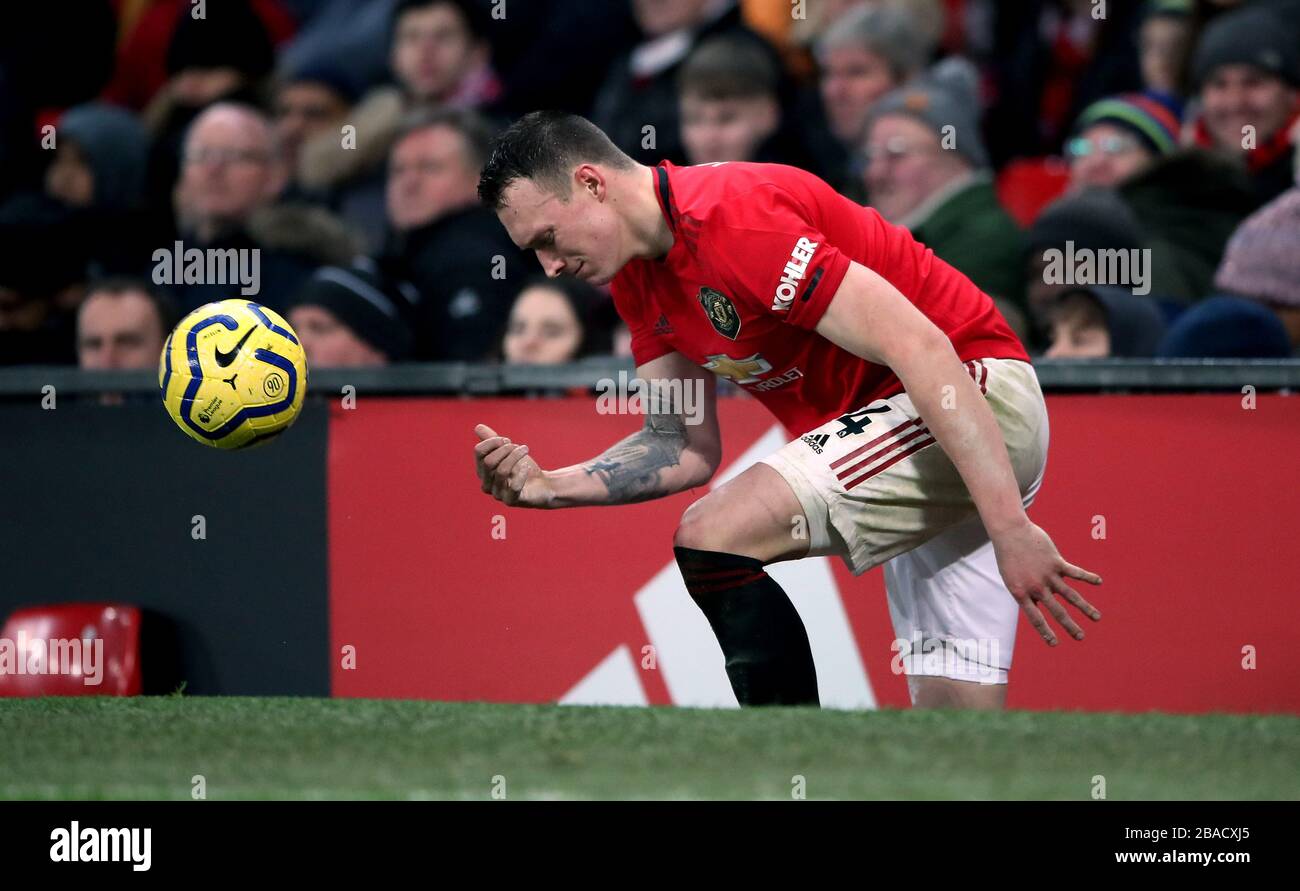 Phil Jones von Manchester United holt die Ballspielseite Stockfoto