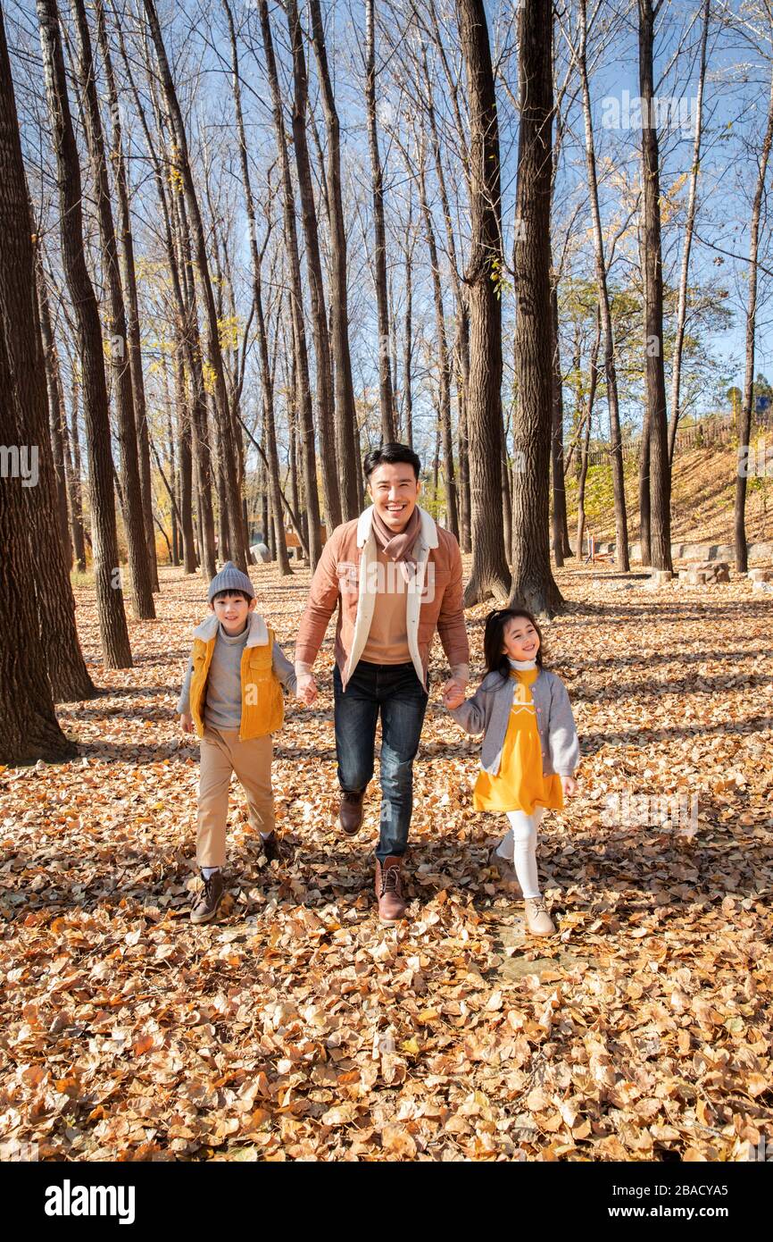 Die glücklichen Kinder draußen zu einem Spaziergang mit meinem Vater Stockfoto