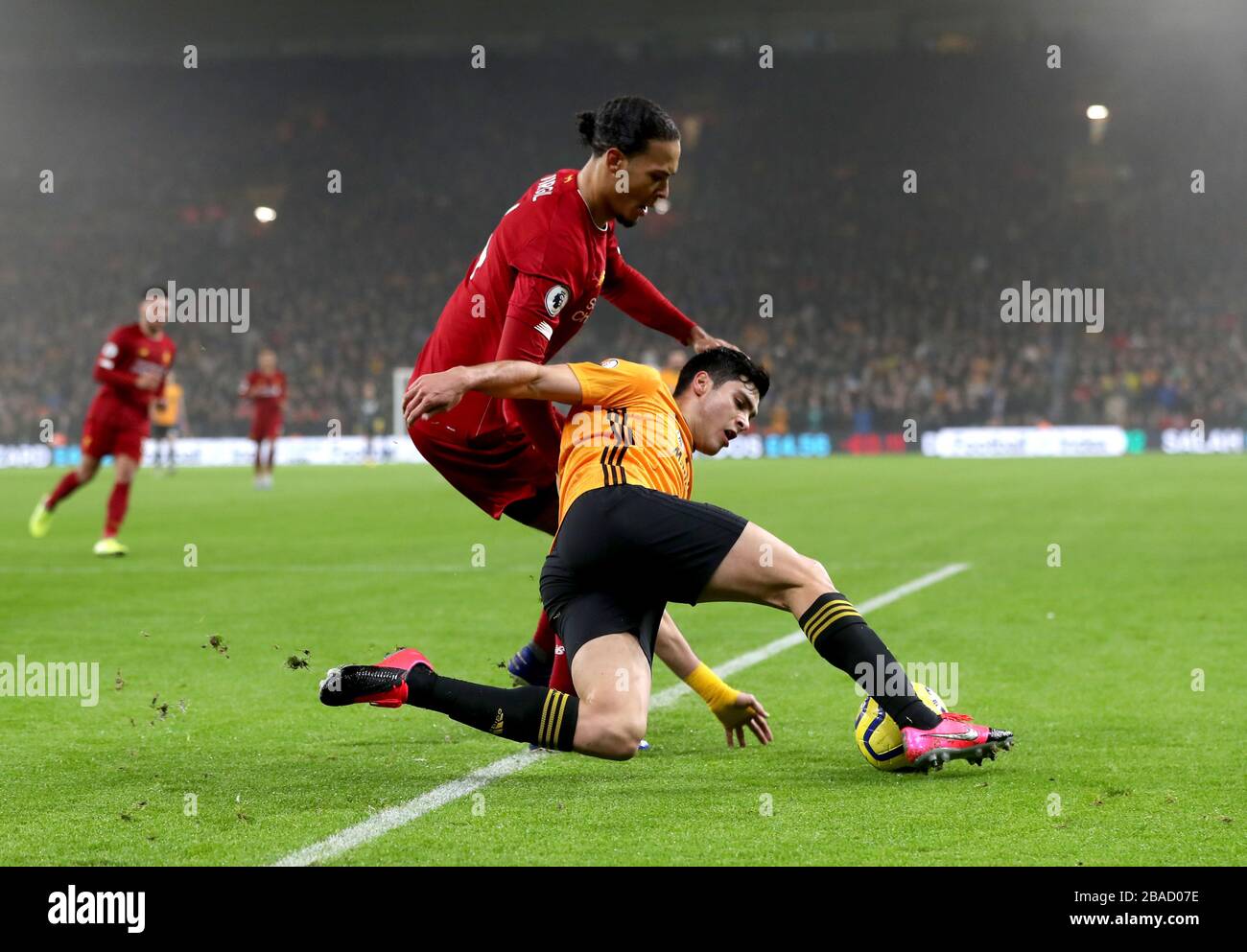 Liverpools Kampf um den Ball um Virgil van Dijk (links) und Wolverhampton Wanderers Raul Jimenez (rechts) Stockfoto