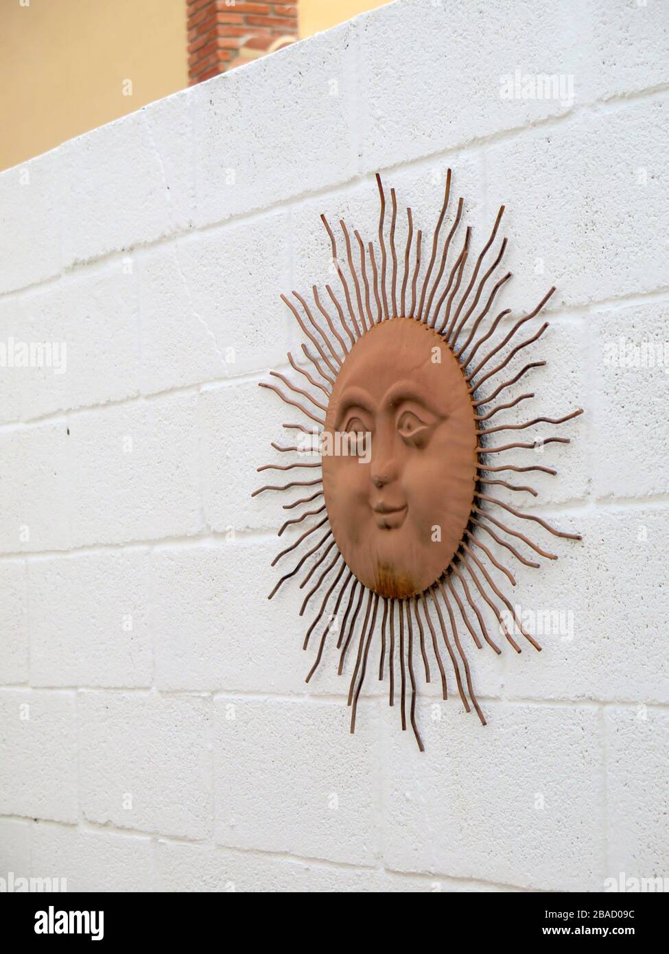 Dekorative Sonne an weißer Wand im Dorfgarten in Andalusien Stockfoto