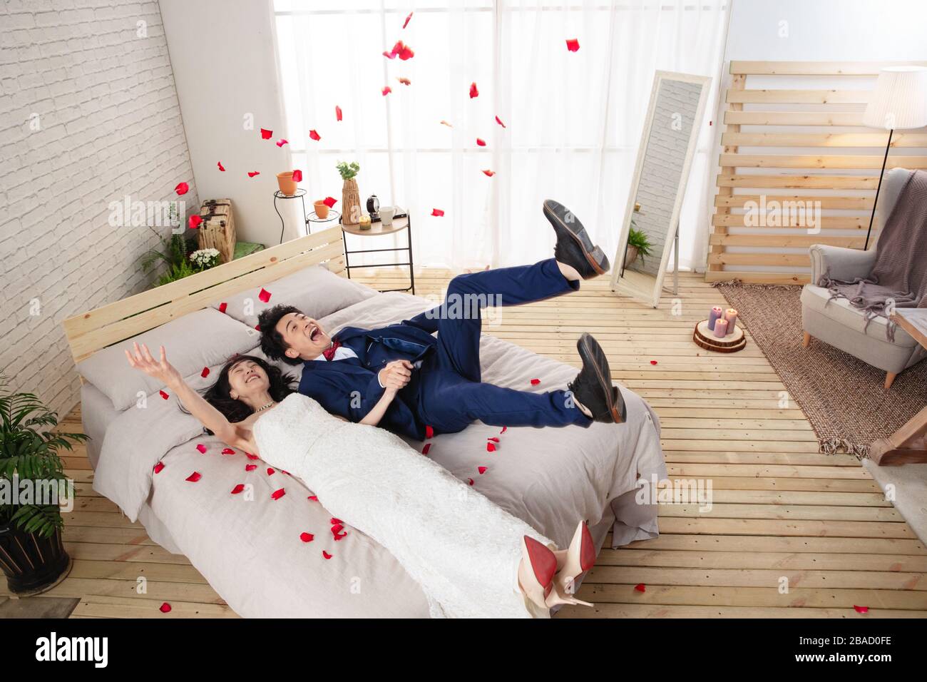 Das Paar teilte süße Zeit im Schlafzimmer Stockfoto