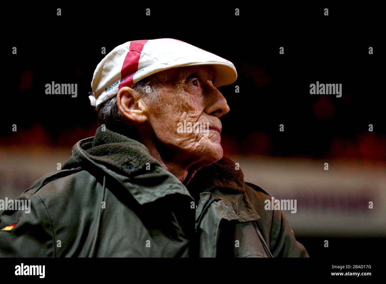 Ein Charton Athletic Fan auf den Tribünen während des Spiels Stockfoto