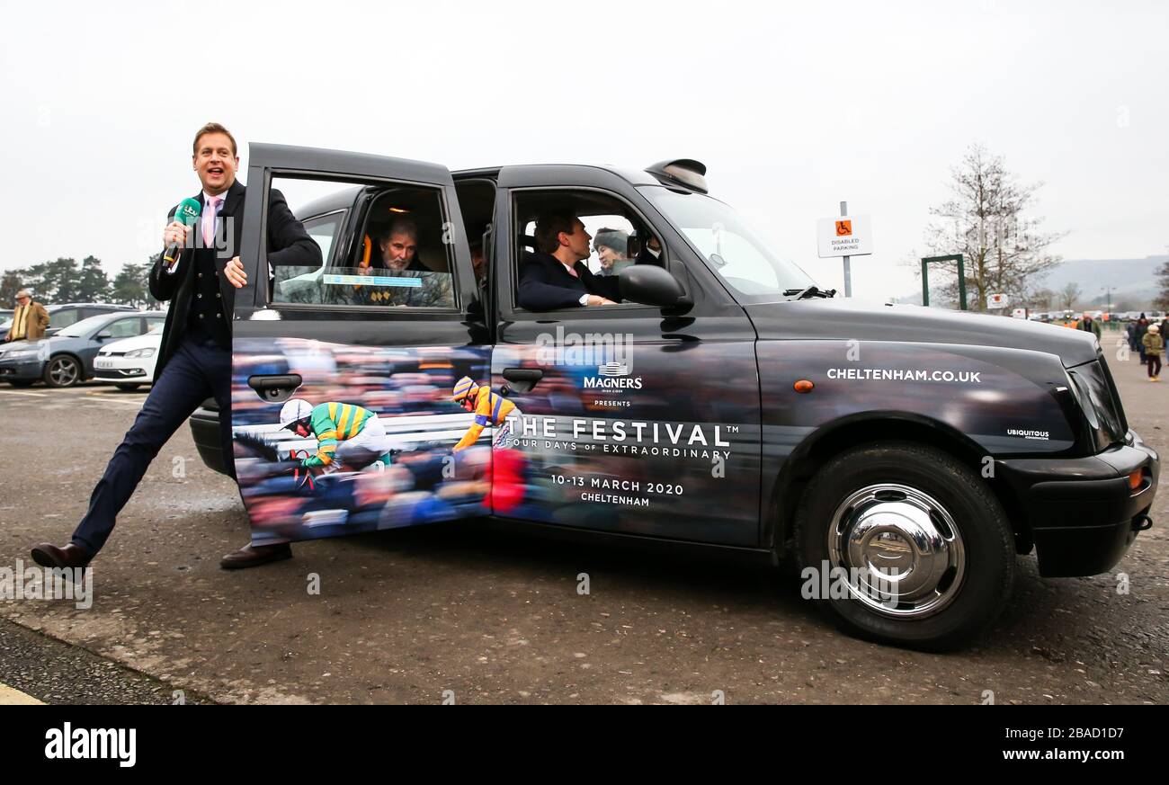 ITV's Ed Chamberlin und Ollie Jackson während der Dreharbeiten in einem Cheltenham Festival Taxi während des Festival Trials Day auf der Cheltenham Racecourse. Stockfoto