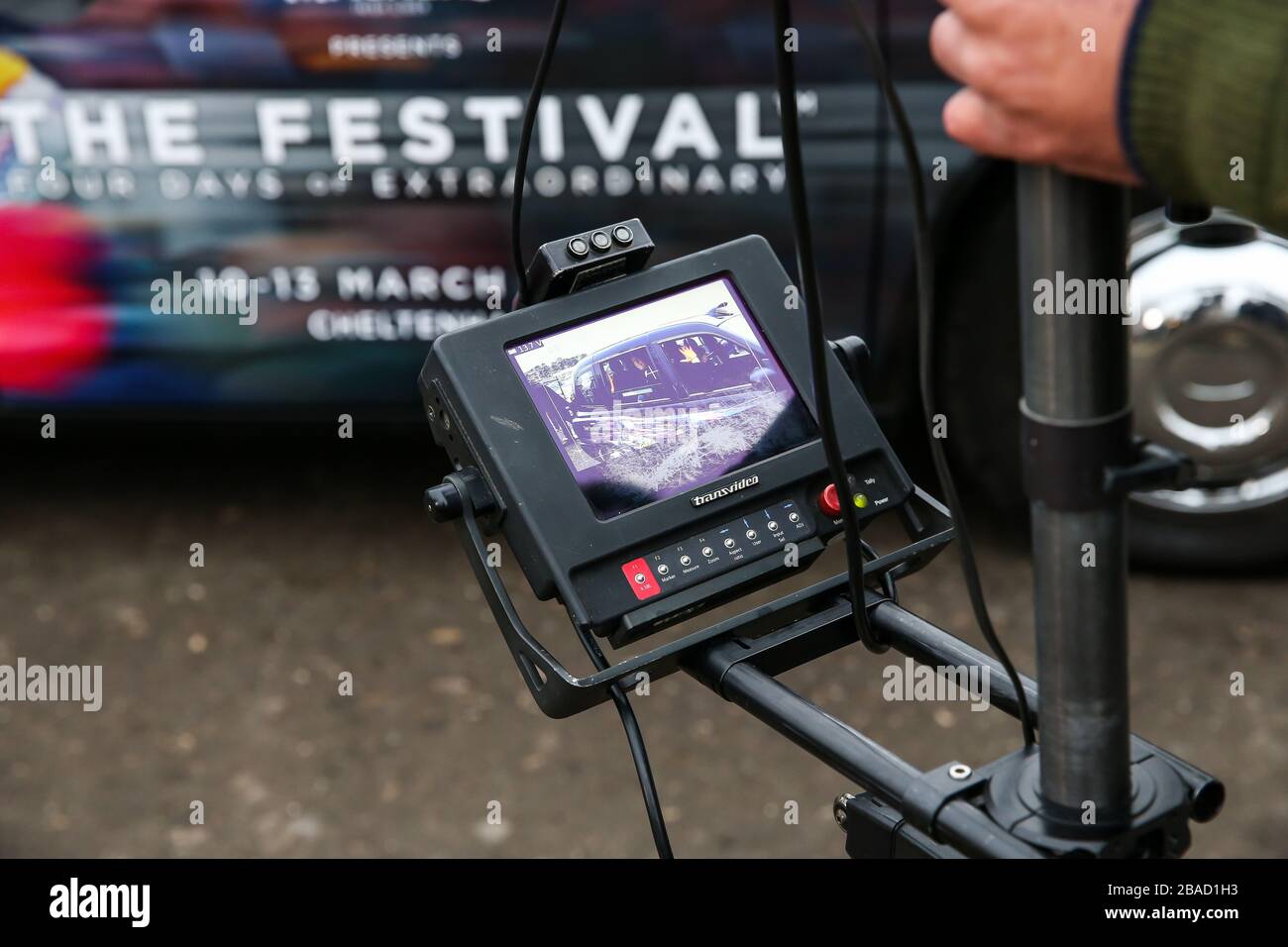 ITV's Ed Chamberlin und Ollie Jackson Filmen in einem Cheltenham Festival Taxi während des Festival Trials Day auf der Cheltenham Racecourse. Stockfoto